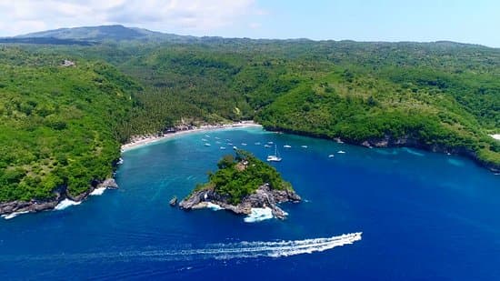 Fast boat approaching Nusa Penida with dramatic cliffs in background